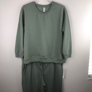 Women’s plus size fleece crew and pant set